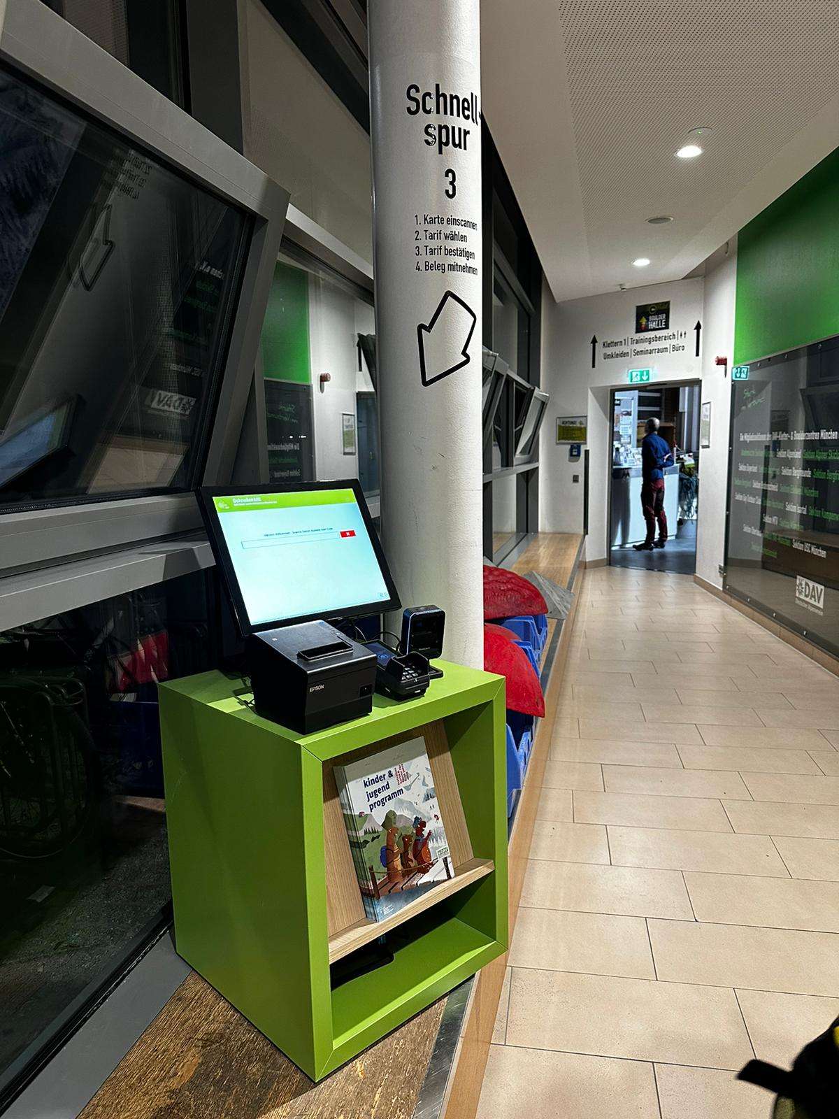 Bild von der Schnellspur im Eingangsbereich