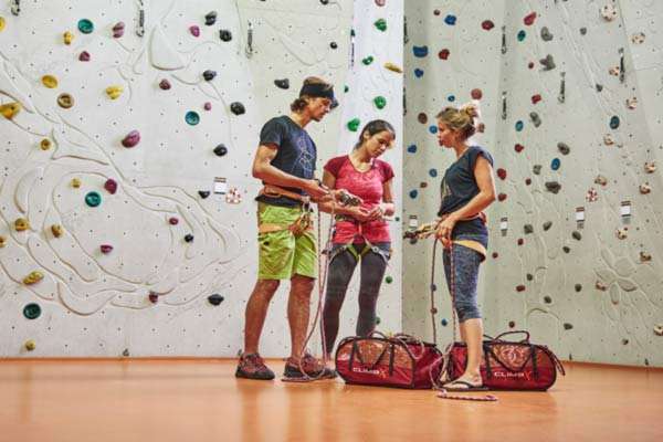 Kletterkurs. Trainer erklärt