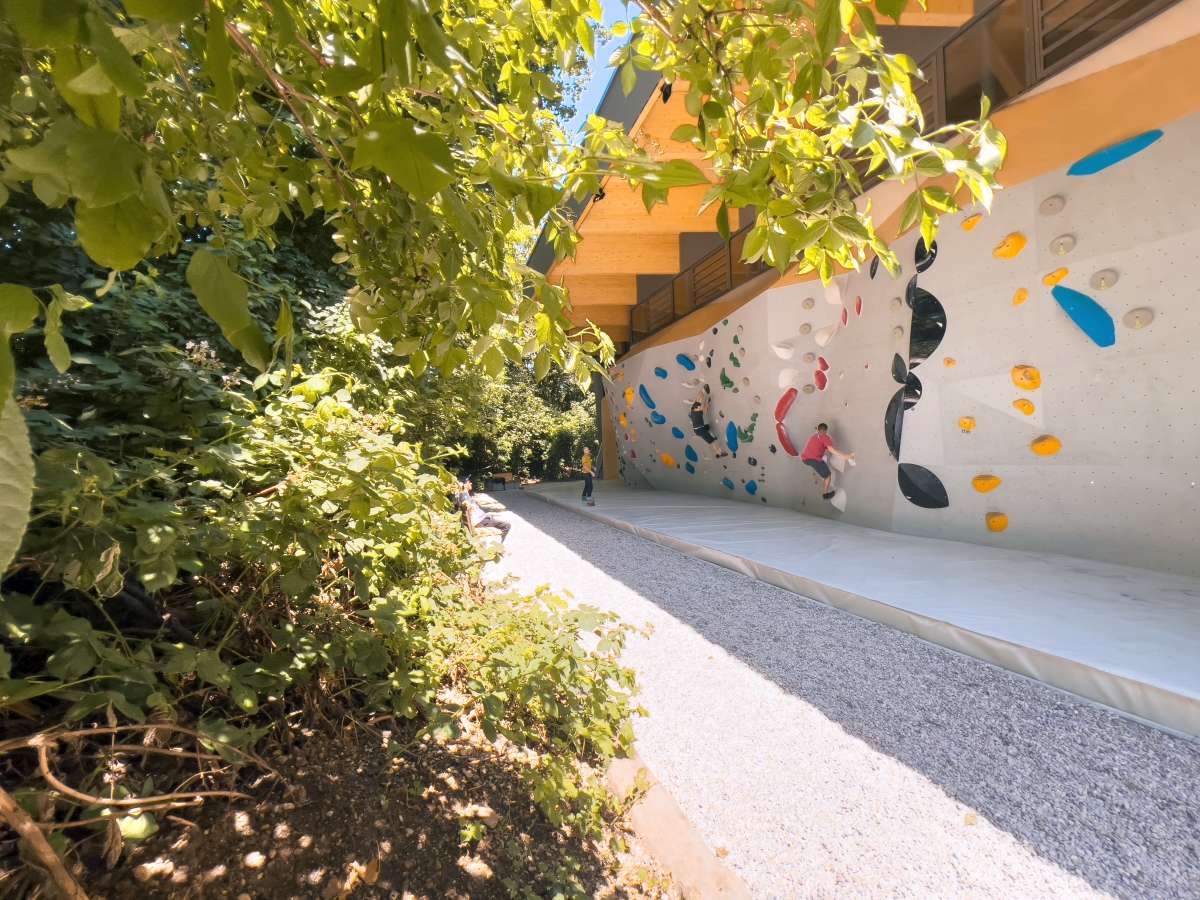 Outdoorboulderwand im Schatten