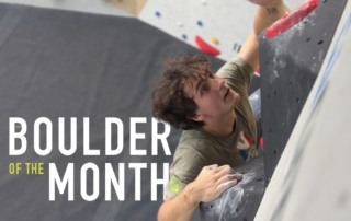 Boulderer klettert an Boulderwand in Thalkirchen