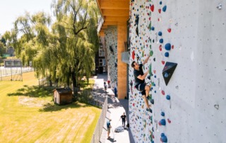 Mann klettert an der Outdoorboulderwand