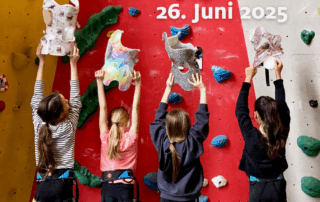 Kletterkids an der Wand die ihr Korsett hochheben