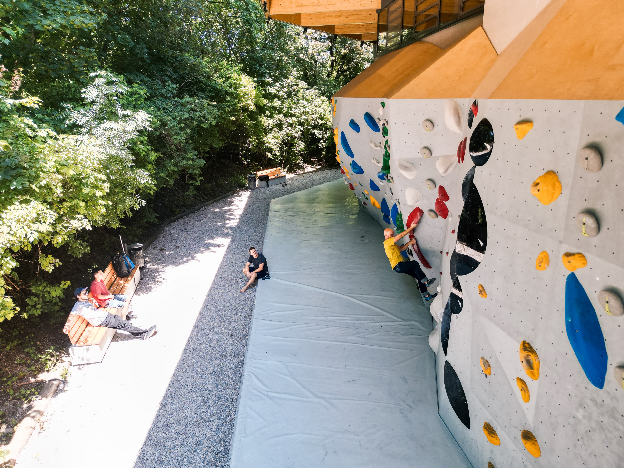 Outdoorboulderbereich mit Bouldernden