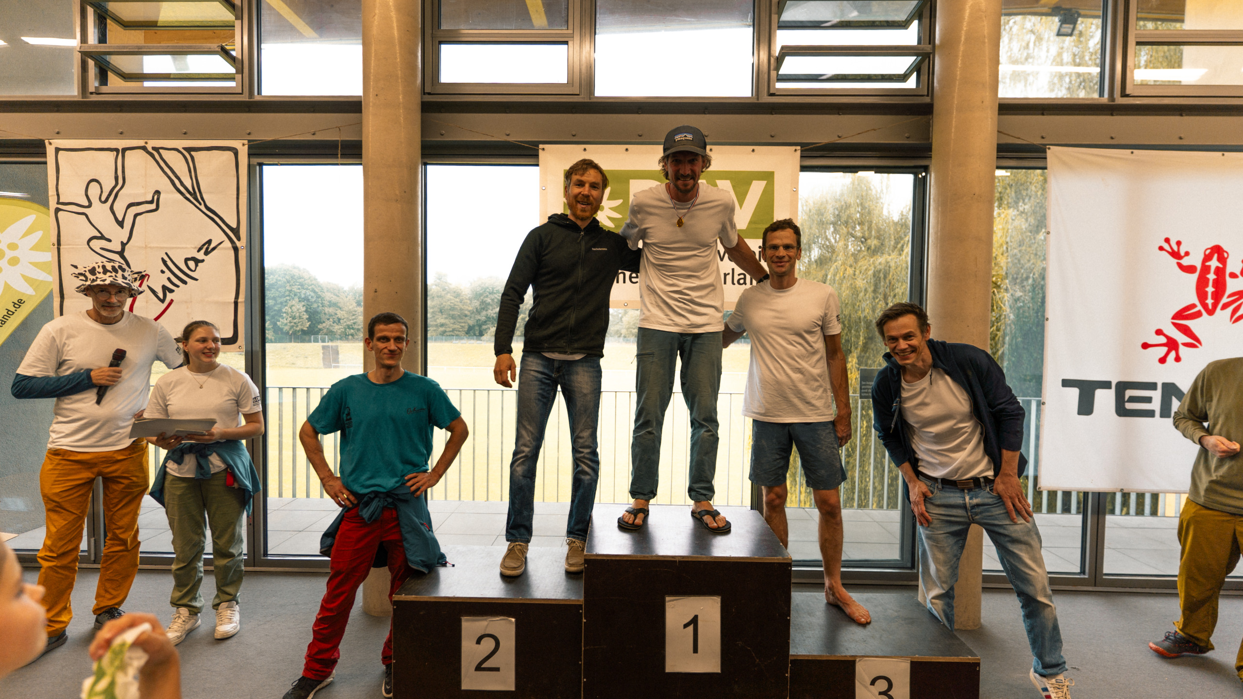 Foto von der Siegerehrung, Gewinner auf Treppen