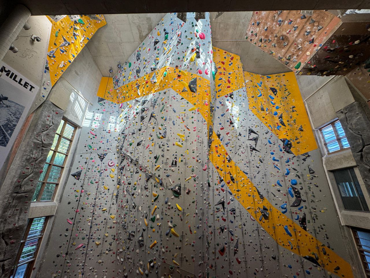 Hallenansicht der 2. Halle innen mit lauter neuen Routen