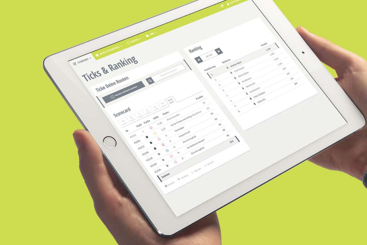 Zwei Hände halten ein Tablet, darauf sieht man das Routenangebot