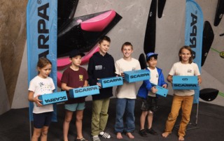 Gewinnende Kids bei der Siegerehrung 4 Blocs